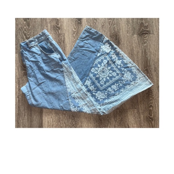 NWOT BEAUTIFUL BOHO WIDE LEG JEANS! - Picture 4 of 7